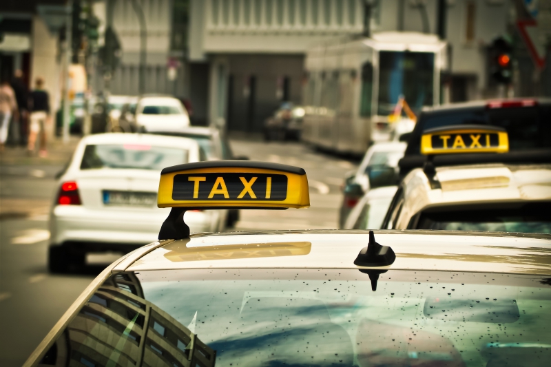 taxis-DURANUS-min_road-traffic-car-glass-driving-city-583084-pxhere.com