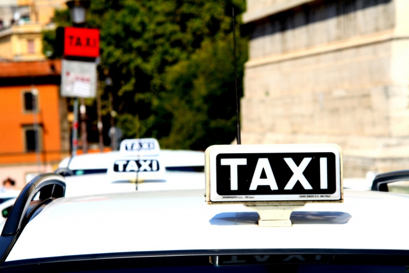 taxis-DURANUS-min_taxi_auto_rome_road_white-1051610